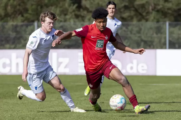 Wurde von einer Verletzung zurückgeworfen und wird jetzt in der U19 aufgebaut: David Schramm (am Ball).