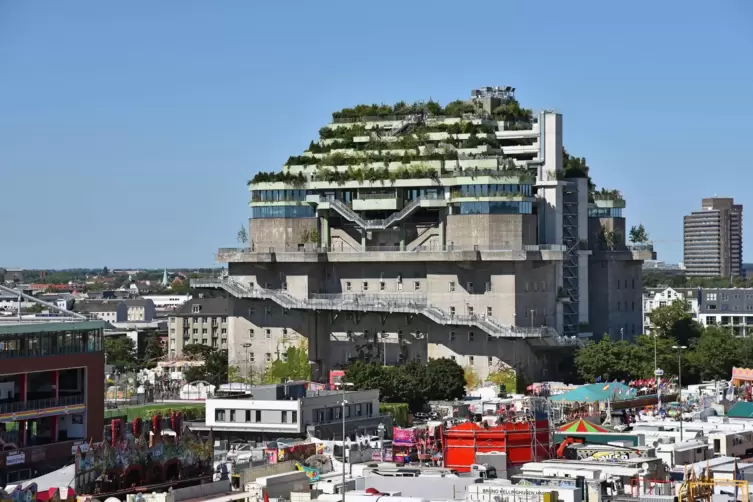  Der ehemalige Flakbunker wurde auf rund 60 Meter aufgestockt und dient als Hotel- und Veranstaltungscenter.