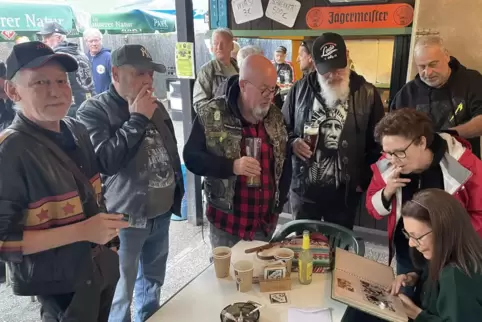 Fleißig werden beim OIdschool-Treffen in der Route 66 alte Geschichten, Bilder und jede Menge Mitbringsel ausgetauscht.