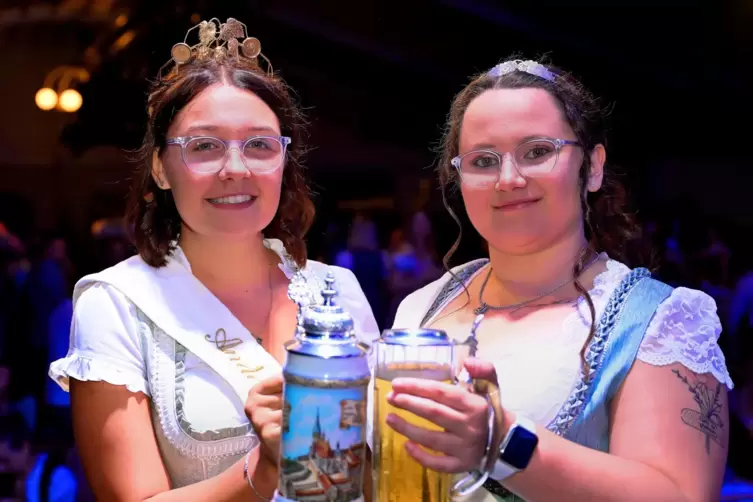  Die neuen Hoheiten: Bierfestkönigin Emelie Franke (links) und Prinzessin Celina Usner. 