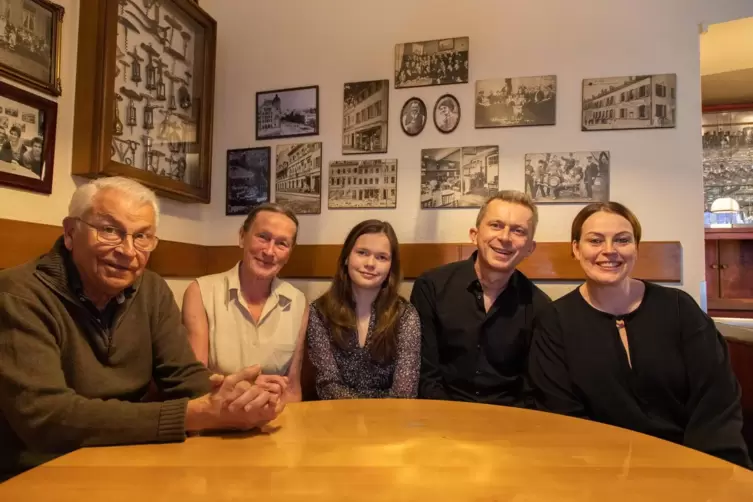 Die Familie Oberthür (von links): Seniorchef Walter mit Frau Mary, Enkelin Greta sowie Christian und Claudia Oberthür. 