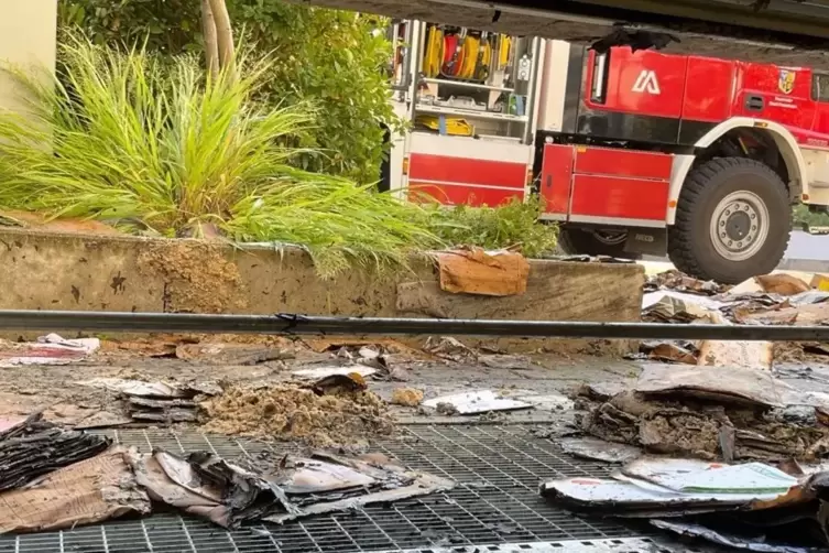 Gelöschtes Brandmaterial vor dem Kellerfenster.