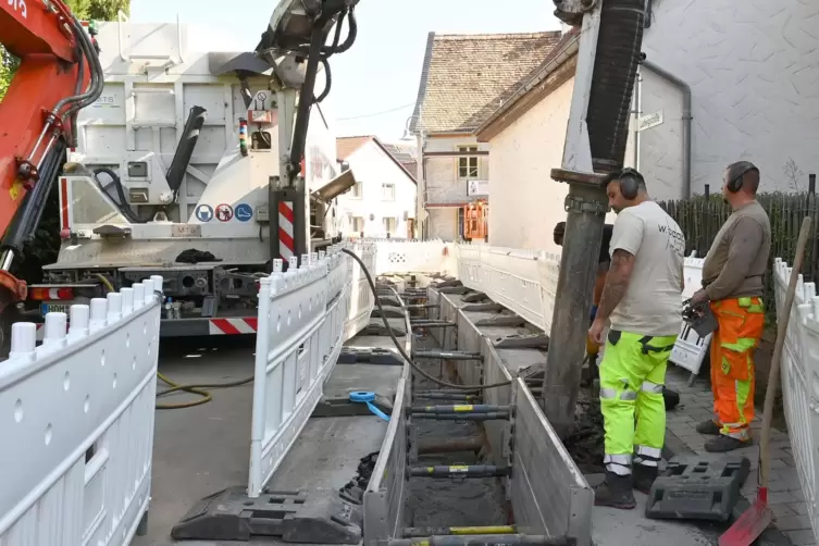 Die Bauarbeiten in der Gönnheimer Ludwigstraße kommen gut voran. Hier ist ein Saugbagger im Einsatz. 