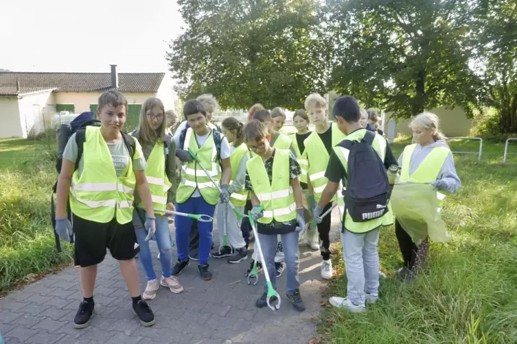 Die Klasse 6a der Realschule plus Altenglan säuberte den Weg nach Rammelsbach.