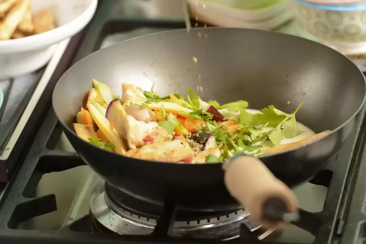 Wie und was man mit einem Wok kochen kann, erfahren Teilnehmer eines Landfrauenkurses im Oktober. 