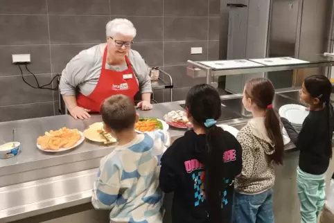 Ohne helfende Hände geht nix: Es werden Ehrenamtliche für die Frühstücksausgabe an den Grundschulen gesucht.