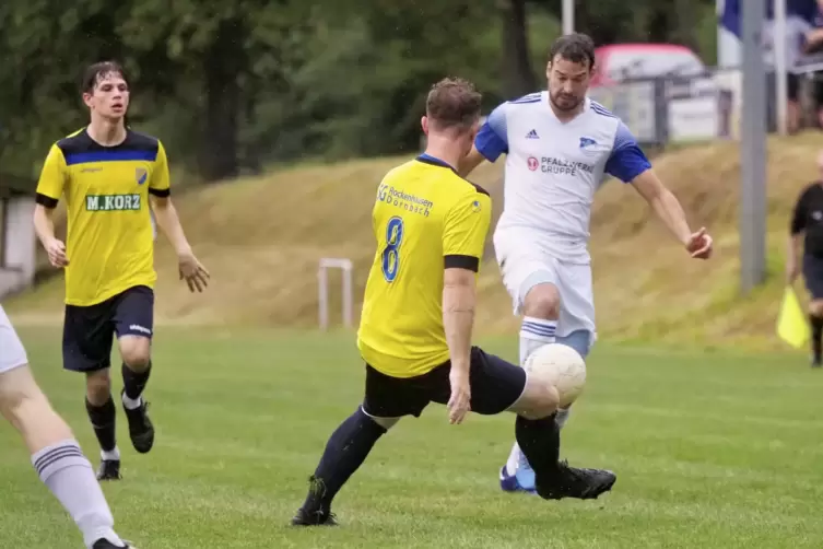 Nach dem 1:1 gegen Waldfischbach-Burgalben nicht unzufrieden: David Becker (rechts), Spielertrainer des TuS Bedesbach-Patersbach