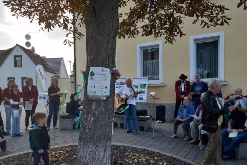 Informationen und Gesang rund um den „Keschdebaam“, an dessen Stamm der Baumpass prangt.