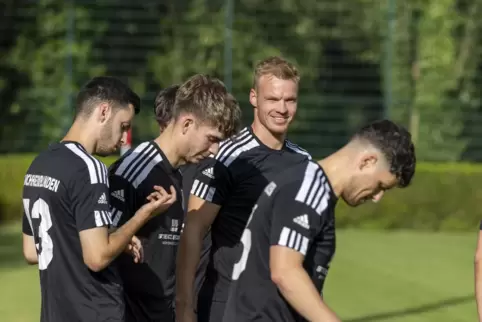 Unklar, ob er gegen den SV Nanz-Dietschweiler aufläuft: Timo Riemer (Zweiter von rechts), Spielertrainer beim SV Kirchheimboland