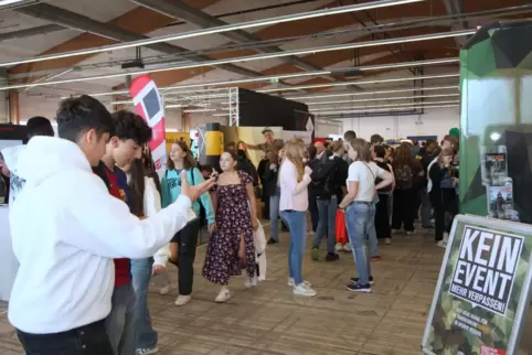 Rund 3500 Schülerinnen und Schüler besuchten am Freitag die Berufsinformationsbörse in der Pirmasenser Messehalle. 