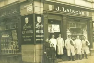 Im Jahr 1882 eröffnete Jakob Latscha im Alter von 33 Jahren ein Lebensmittelgeschäft. Schnell sollten zahlreiche Filialen folgen