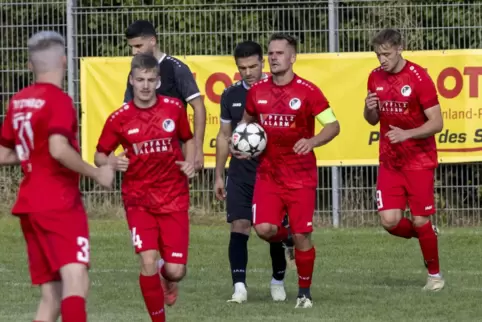 Ausgleich zum 2:2: Steinbachs Kapitän Hendrik Schwab (mit Ball) hat gerade gegen Rüssingen einen Elfmeter verwandelt. 