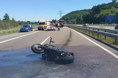 1. Juli 2018: Etwa in Höhe der Landesgrenze fuhr ein Wagen auf die Harley-Davidson auf, diese fing kurz nach dem Unfall Feuer. 