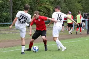 Geblockt: Kickersspieler Patrick Hinz (links) und Marek Striebinger (rechts) gegen Berghausens Steven Skalitz.