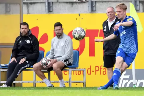 Der Mann im Hintergrund: Co-Trainer Hagen Burkart (links), der hier mit dem neben ihm sitzenden Torwarttrainer Thorsten Hodel un