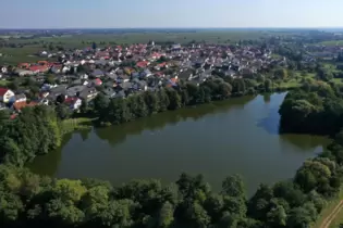 Der Schlossweiher dient als Naherholungsgebiet.