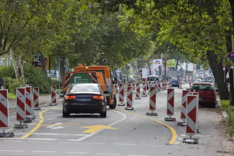 Slalomfahren ist aktuell in der Königstraße angesagt. Dort entsteht in den kommenden Monaten die neue Hauptzufahrt auf das Pfaff