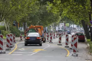 Slalomfahren ist aktuell in der Königstraße angesagt. Dort entsteht in den kommenden Monaten die neue Hauptzufahrt auf das Pfaff