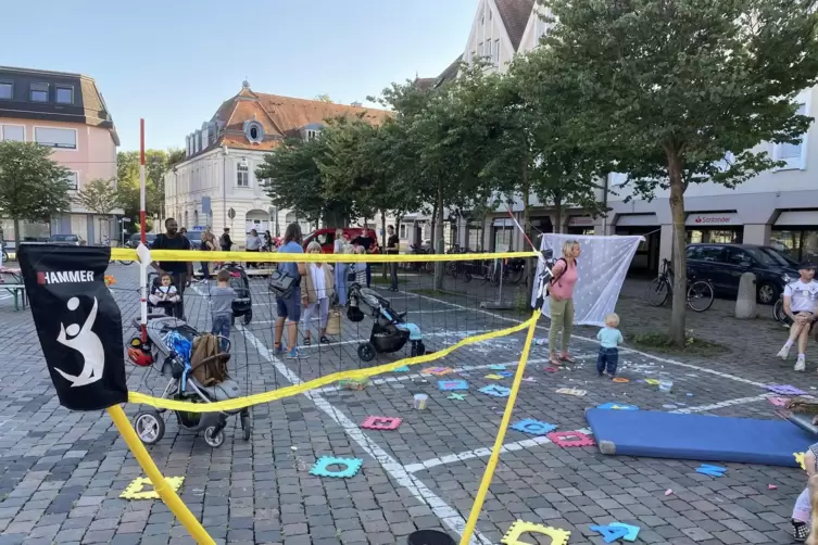 Bälle, Netze, Matten: Spielmöglichkeiten.