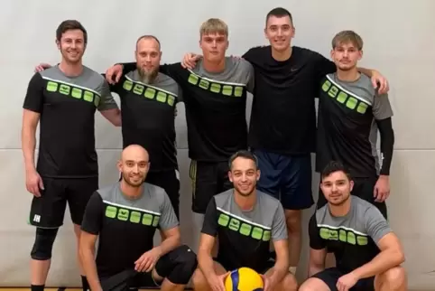 Das Volleyballteam des Ski- und Volleyballklubs (SVK) Blieskastel/Zweibrücken (hintere Reihe von links): Joshua Hays, Michael Ho