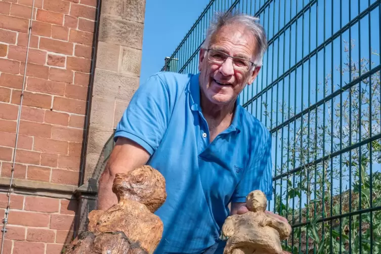 Kirchendiener Uwe Schulz im Figurengarten der Kirche.