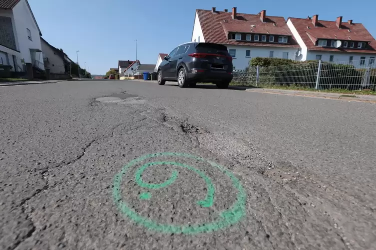 Grün markiert: Schlaglöcher in der Hettenleidelheimer Turnhallenstraße. 