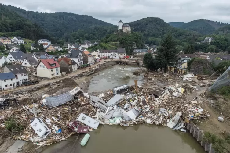 Bei Sturzfluten und Extremhochwasser wie vor drei Jahren im Ahrtal sollen die Menschen künftig besser geschützt werden. 