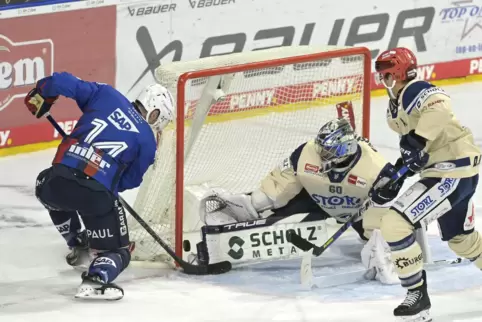 Das erste Adler-Tor der neuen Saison: Jordan Szwarz trifft gegen den Schwenninger Torwart Joacim Eriksson zum 1:0.