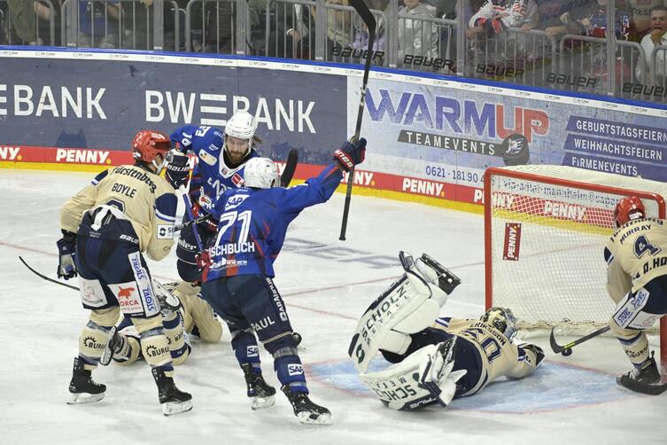 Ryan MacInnis trifft zum 3:1 für die Adler Mannheim. Zwar kommen die Schwenninger Wild Wings am Ende nochmal ran, aber sei’s dru