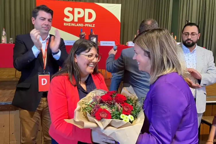 Yildiz Härtel (Mitte) ist die Bundestagskandidatin der Südpfälzer SPD. Jennifer Braun, Unterbezirks-Co-Vorsitzende, gratuliert. 