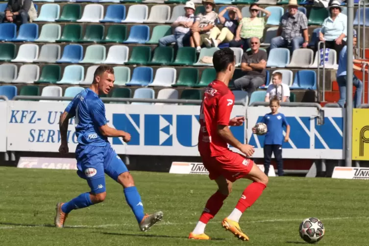 Große Klasse: Tobias Jänicke (in Blau) schießt den Ball am Koblenzer Dejvi Alsela vorbei zum 1:0 ins Tor. 