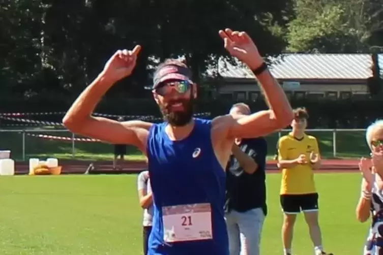 Geschafft: Max Kirschbaum überquert nach 100 Kilometern die Ziellinie.