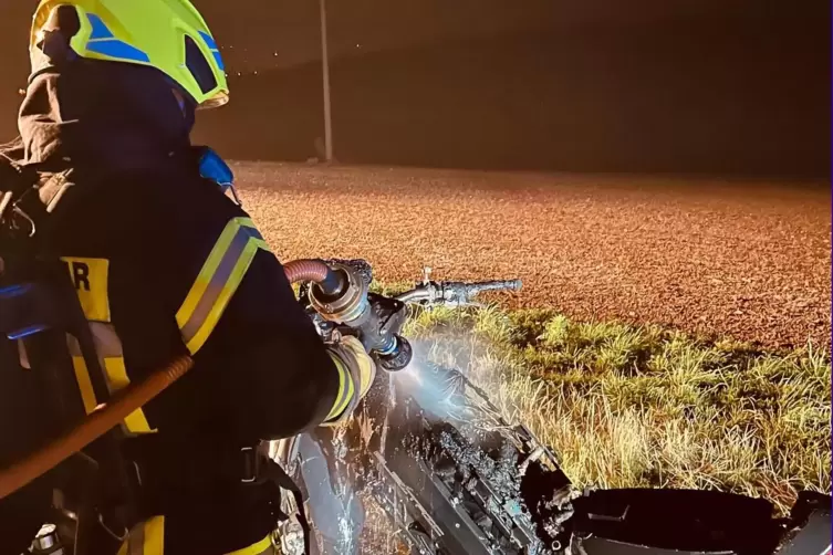 Die Polizei sucht nach Hinweisen zu dem brennenden Motorroller am Straßenrand. 