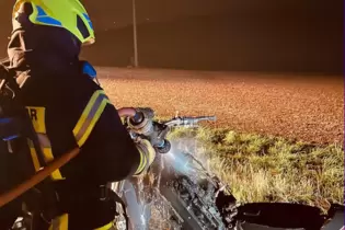 Die Polizei sucht nach Hinweisen zu dem brennenden Motorroller am Straßenrand.