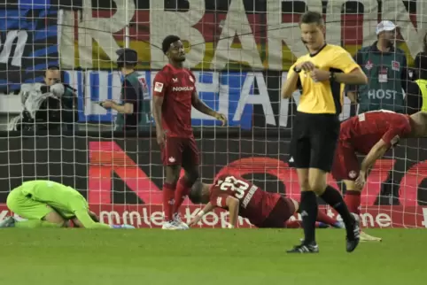 Nach dem späten Ausgleich sacken die Spieler des 1. FC Kaiserslautern zusammen. Das Spiel gegen den HSV fühlt sich nicht wie ein