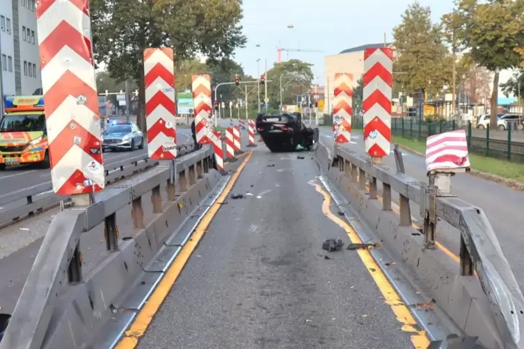 Ein Auto überschlug sich am Sonntagmorgen in Mannheim.