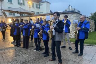 Die Musikkapelle »Band de la Saint-Louis de Poissy« spielt bei der Ankunft der Gäste aus Pirmasens.