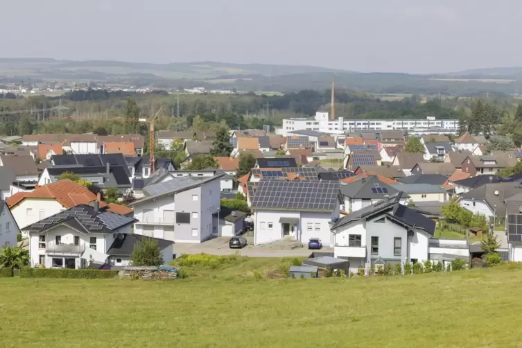 Bruchmühlbach-Miesau ist ein Straßendorf, das sich weit ins Bruch hineinzieht. Im Landkreis hat nur die Stadt Landstuhl noch meh