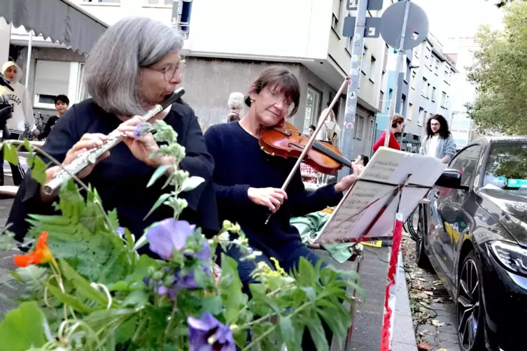 Parking Day: Die Musikerinnen vom Orchester des Wandels am Pfalztheater, Katrin Lerchbacher (Flöte) und Silke Kuba (Violine), re