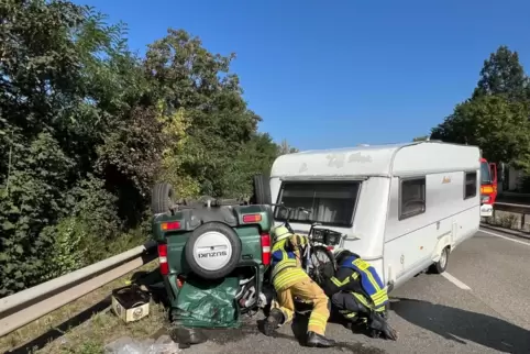 B9: Unfall mit Wohnwagen. 