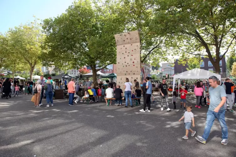 Rund 40 Vereine und Organisationen haben sich beim Kinderspieltag vorgestellt. Unter anderem war eine große Kletterwand aufgebau