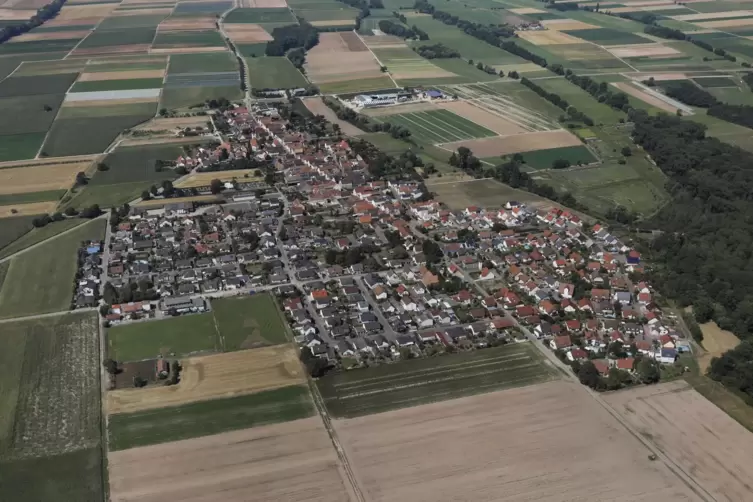 Das neue Feuerwehrhaus soll bei der geplanten neuen Kita auf dem Sportgelände am Ortsrand (re.) entstehen. 