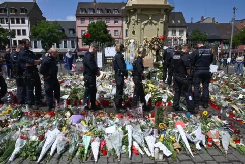 Der Mannheimer Marktplatz ist nach dem tödlichen Messerangriff auf einen Polizisten zu einem Ort der Trauer und des Gedenkens ge