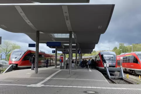 Attila Ankarali kritisiert, dass am Pirmasenser Hauptbahnhof überwiegend Züge nach Saarbrücken ausfalllen würden. 