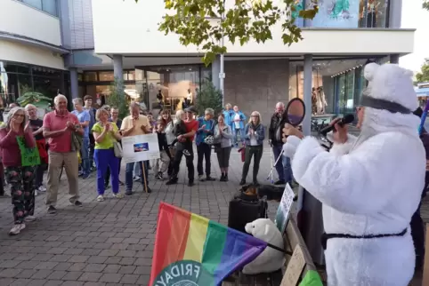 „Jeder kann etwas tun“, meint Karl-Ludwig Schlipp: Im Eisbär-Kostüm macht der Asselheimer darauf aufmerksam, wie der Klimawandel