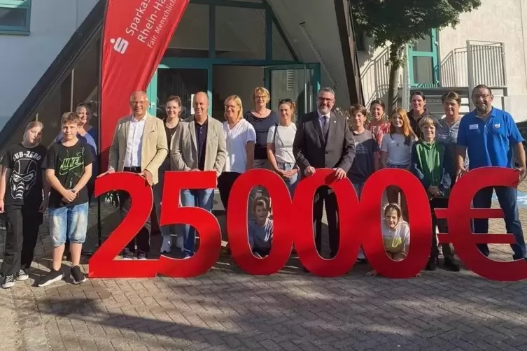 Gruppenfoto aller Sieger und offiziellen Vertreter vor dem Eingang der Jugendherberge.