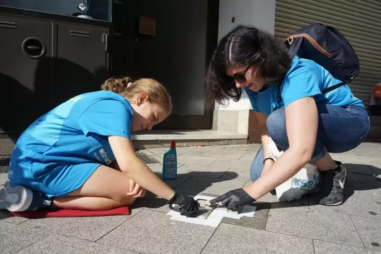 Teresa Umlauf (links) ist die Jüngste in der Runde der Stolpersteinputzer und bringt Referendarin Lena Piroth in der Wormser Str