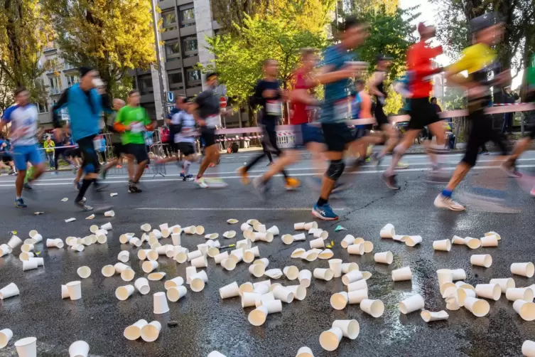 Neben Verpflegung brauchen die Läufer beim Marathon auch Unterstützung durch Zuschauer. 