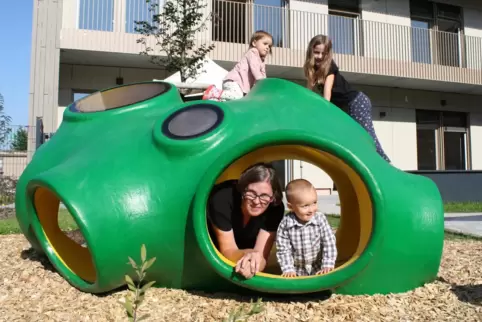 Künstlerin Michaela Maria Möller erkundet gemeinsam mit Kindern ihr Werk „Blubb“.