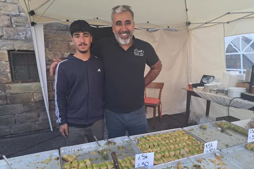 Ramazan Cepik und sein Neffe verkauften süßes Gebäck.